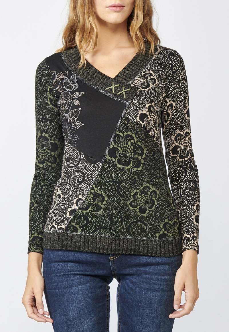 Dunkelgrüner und schwarzer V-Ausschnitt-Pullover mit langen Ärmeln, der mit floralem Muster, strukturiertem Strickkragen und kontrastierenden Stoffeinsätzen versehen ist.