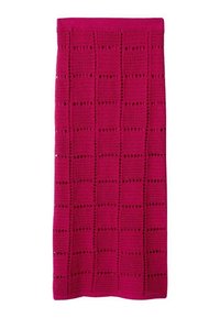 Gestrickter rosa Schal mit einem strukturierten, gitterartigen Muster mit offenen Maschen, der eine feste obere Kante und einen leicht zulaufenden unteren Rand umfasst.