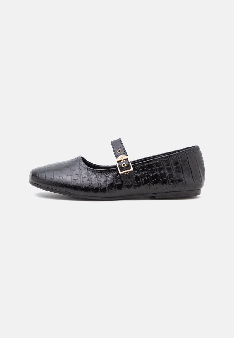 Chaussure plate Mary Jane en cuir synthétique effet crocodile noir avec bout arrondi et bride à boucle dorée sur fond blanc.