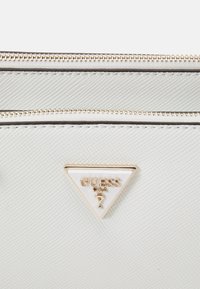 Guess NOELLE POUCH CROSSBODY - Borsa a tracolla - white