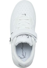 Fehér sneaker sima bőr felső résszel, perforált orral és tépőzáras pánttal. A belső részletek között mintás talpbetét található.