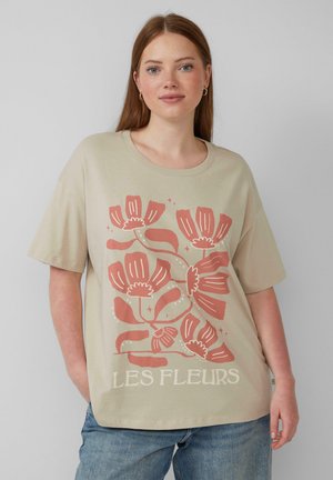 Beige Baumwoll-T-Shirt mit kurzen Ärmeln, das mit einem floralen Muster in Koralle und Weiß bedruckt ist. Der Text "LES FLEURS" ist am unteren Rand aufgedruckt.
