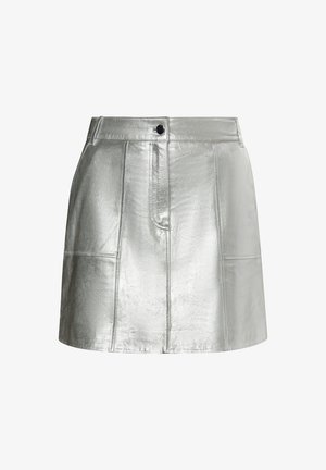 Gonna argento metallico con una texture liscia, vita aderente e dettagli a pannello. Presenta una chiusura frontale con bottoni e linee pulite.