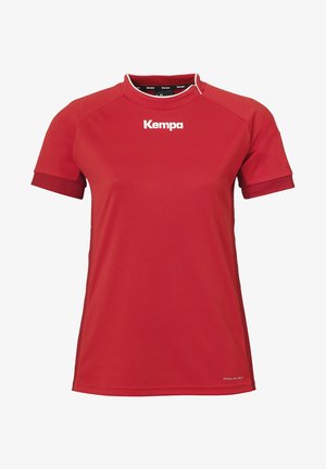 Rød sportstrøje lavet af letvægtsstof, med rund halsudskæring, korte ærmer og hvid logo detalje på forsiden.