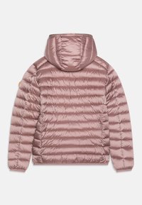 Polstret jakke i lys pink med hætte, horisontal quiltet design og elastiske manchetter. Glat, skinnende tekstur med logoaccent.