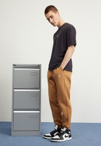 Jordan Joggebukse - legend dark brown/white