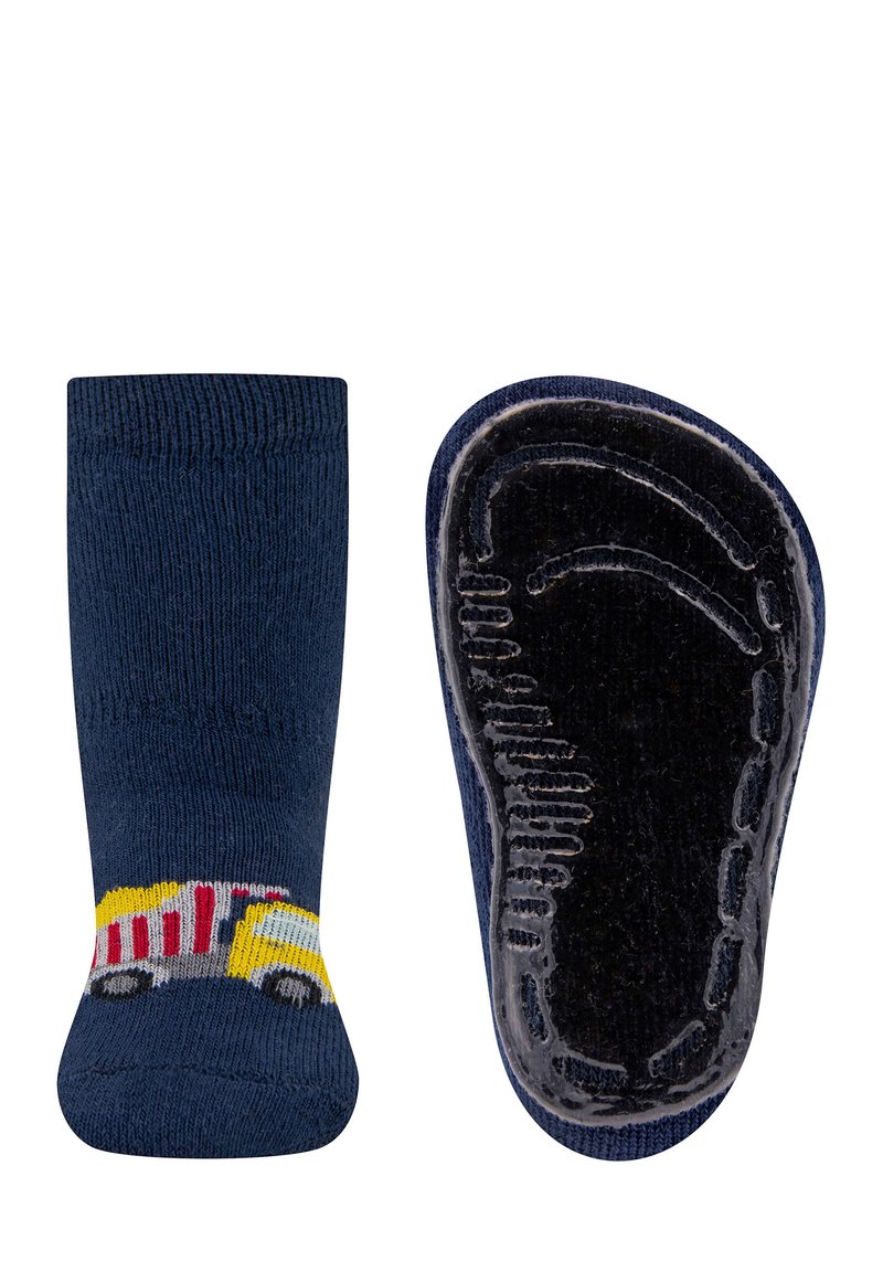 Granatowe skarpetki dziecięce z wzorem czerwonego i żółtego samochodu na palcach. Podeszwa ma czarną, teksturowaną powierzchnię dla lepszej stabilności.