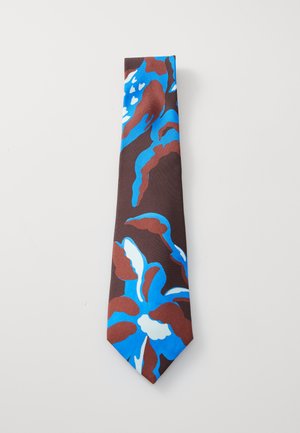 Blumenbinder mit braunem Hintergrund und Blumenmustern in Blau, Weiß und Rostfarbe. Hergestellt aus einem glatten, glänzenden Stoff.