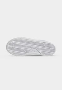 Λευκή σόλα παπουτσιού Nike με σχέδιο ψαροκόκκαλου και το λογότυπο Nike ανάγλυφο στο κέντρο.