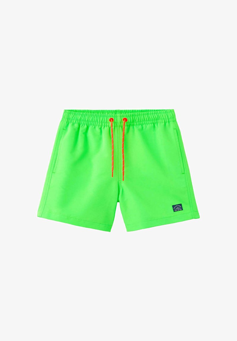 Short de bain vert néon avec taille élastique, cordons orange, poches latérales et un petit patch logo noir sur la jambe droite.