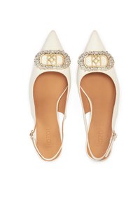 Scarpe slingback bianche a punta con fibbia dorata e accenti di strass. Materiale liscio e soletta color cammello. Design classico.