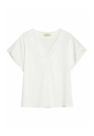 Biała bluzka z krótkim rękawem, dekoltem w serek i subtelnym szwem z przodu, ułożona na płasko na białym tle.