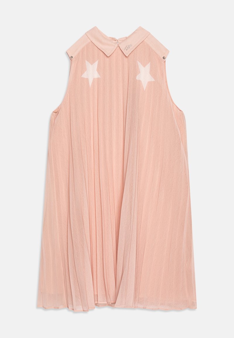 Robe plissée sans manches rose clair avec col pointu et deux formes d’étoiles blanches près des épaules, posée à plat sur fond blanc.
