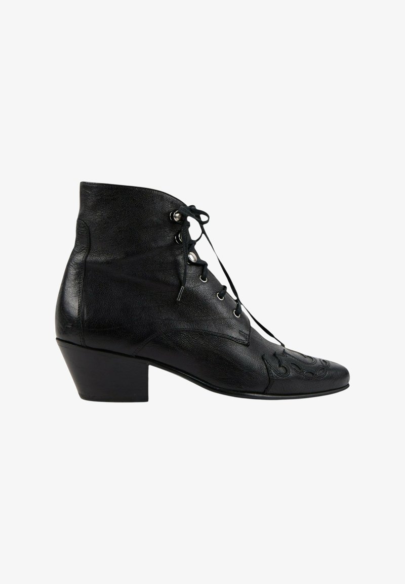 Bottine en cuir noir avec talon bas superposé, lacets à l'avant et coutures décoratives près de l'avant-pointu.