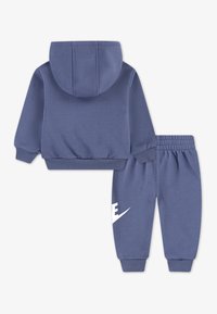Set de hanorac și pantaloni din bumbac albastru. Hanorac cu fermoar frontal, manșete și talie ribbate. Logo alb pe pantaloni.