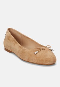 Suedec ballet flats i lys beige med rund tå og dekorativ knyttet sløyfe foran. Har sølvfargede detaljer nær hælen.