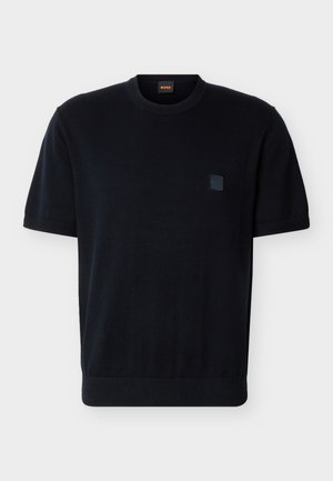 Zwart sweater met korte mouwen en een ronde hals, voorzien van geribbelde manchetten en zoom, met een klein tonale logopatch op de linkerborst.