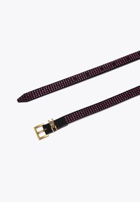 Zwarte riem met roze rhinestones, voorzien van een gouden metalen gesp en accenten. Gladde textuur, smal ontwerp met een puntige uiteinde.