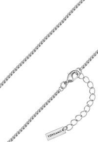 Collana in argento sterling con chiusura a molla, caratterizzata da anelli ovali. Include un'etichetta con inciso "YOKOAMii."
