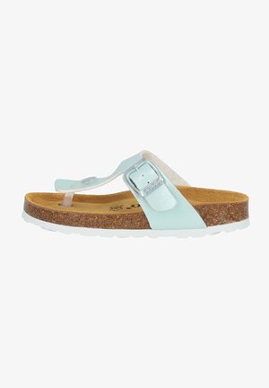 Helles Blaues Flip-Flop-Sandale mit einem Korkfußbett, Gummilaufsohle und einem silbernen Schnallendetail am Riemen. Weiche Textur mit glatter Oberfläche.