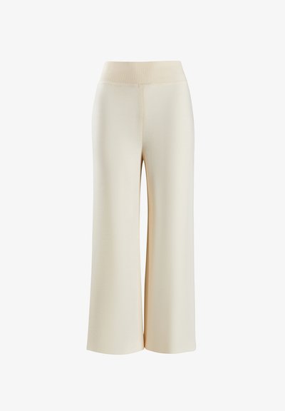 Kremo spalvos plačios kojos kelnės, pagamintos iš minkšto, tamprių medžiagų, su išilginėmis raukšlėmis juosmenyje. Lygus paviršius be matomų raštų ar akcentų.