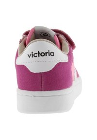 Sneaker in suede rosa con dettagli bianchi e una chiusura a strappo. La parte posteriore presenta il logo "victoria". Suola in gomma con superficie strutturata.