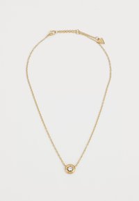 Gouden ketting met een ronde hanger waarin een centrale steen is geplaatst, omringd door kleine accenten, wat een textuurontwerp creëert.