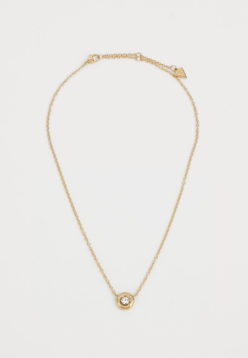 Gouden ketting met een ronde hanger waarin een centrale steen is geplaatst, omringd door kleine accenten, wat een textuurontwerp creëert.