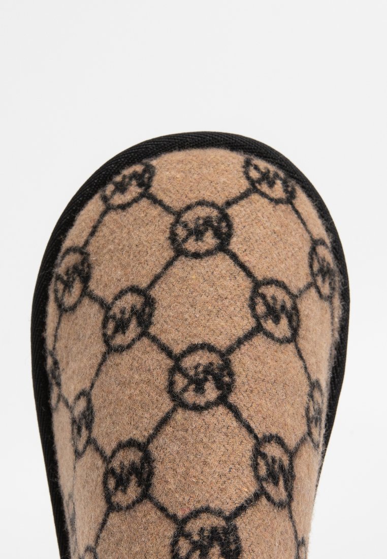 Ciabatta in felt color beige con un motivo geometrico nero e motivi circolari. Bordata con rifiniture nere, che evidenzia il design della punta arrotondata.