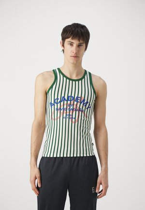 Stribet tanktop med grønne og hvide vandrette striber, et grafisk design i blå og rød samt grøn kant ved halsen og ærmegabene.
