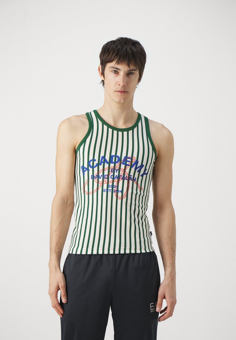Stripet tanktopp med grønne og hvite horisontale striper, et grafisk design i blått og rødt, og grønne detaljer ved halsen og armhulene.