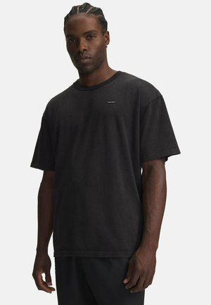 Under Armour, HEAVYWEIGHT WASH - Basic T-shirt - ultimate black