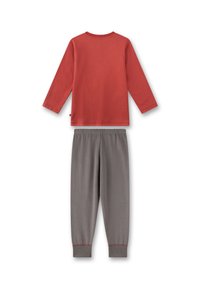 Rotes Langarmshirt mit Rundhalsausschnitt, kombiniert mit grauen Hose mit elastischem Bund und geribbelten Bündchen. Glatte Textur, schlichtes Design.