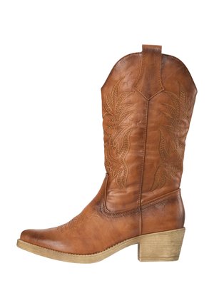 Bruine leren cowboylaars met decoratieve stiksels en een houten gestapelde hak, zijdelings bekeken tegen een witte achtergrond.