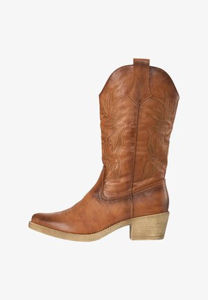 Bruine leren cowboylaars met decoratieve stiksels en een houten gestapelde hak, zijdelings bekeken tegen een witte achtergrond.