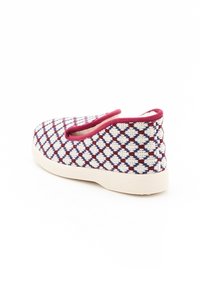 Geweven instap schoen met een rood, wit en blauw geometrisch patroon, contrasterende paarse rand en een beige rubberen zool.