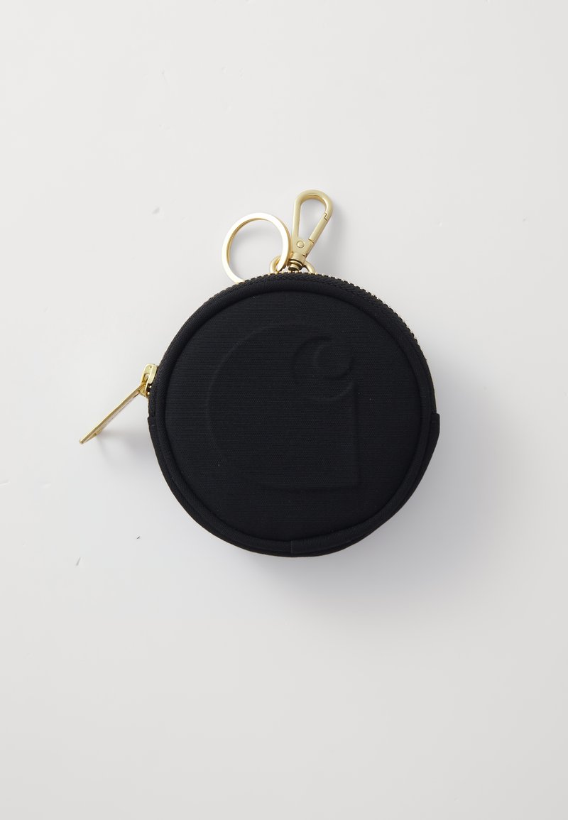Mustan pyöreän kolikkopussin, joka on valmistettu pehmeästä materiaalista, jossa on teksturoitu logo, kultaiset detaljit ja vetoketju avaimenpidikkeellä.