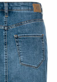 Lysblå denimskørt med en baglomme. Har syede detaljer og et mærket lædermærke nær taljen. Klassisk lige snit.