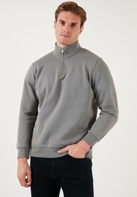 Unselected, light khaki