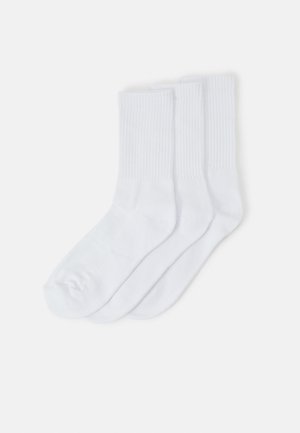 Tre paia di calzini di cotone bianco con polsini a coste, caratterizzati da una texture liscia e un classico design alla caviglia.