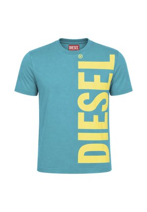 T-shirt blu a maniche corte con collo rotondo, con grande scritta verticale gialla "DIESEL" sul lato destro e etichetta rossa con logo Diesel all’interno del collo.