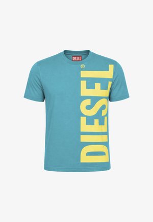 T-shirt blu a maniche corte con collo rotondo, con grande scritta verticale gialla "DIESEL" sul lato destro e etichetta rossa con logo Diesel all’interno del collo.