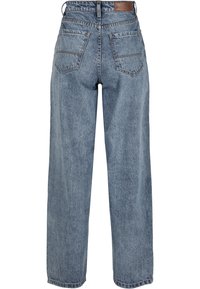 Jean en denim bleu clair avec une taille haute, un design à jambes larges et des poches arrière. Doté de surpiqûres contrastantes et d'une étiquette en cuir à la ceinture.