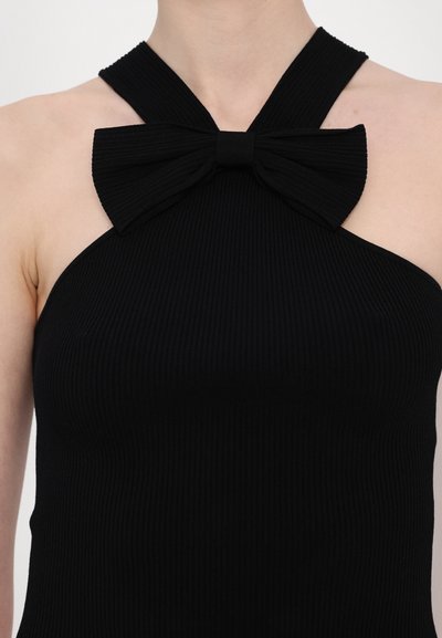 Zwarte geribbelde tanktop met een halternek en een strikdetail bij de halslijn, met een aansluitende silhouet en een gladde textuur.