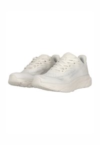 Weiße Sportschuhe mit einem strukturierten Mesh-Obermaterial, flachen Schnürsenkeln und einer gedämpften Sohle mit einem wellenförmigen Design.