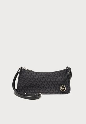 Petit sac à épaule noir Michael Kors avec motif intégral du logo MK et breloque circulaire MK sur fond clair.