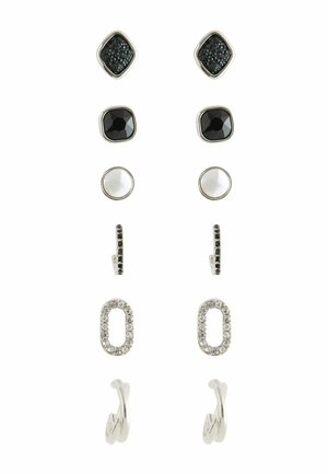 Sechs Paare silberfarbener Steck- und Creolenohrringe mit schwarzen Steinen, weißen Perlen, schwarzen Kristallen, klaren Strasssteinen und gedrehten Metalldesigns.