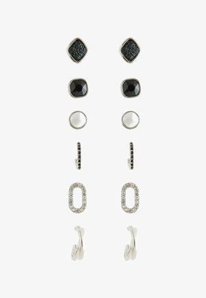 Sechs Paare silberfarbener Steck- und Creolenohrringe mit schwarzen Steinen, weißen Perlen, schwarzen Kristallen, klaren Strasssteinen und gedrehten Metalldesigns.