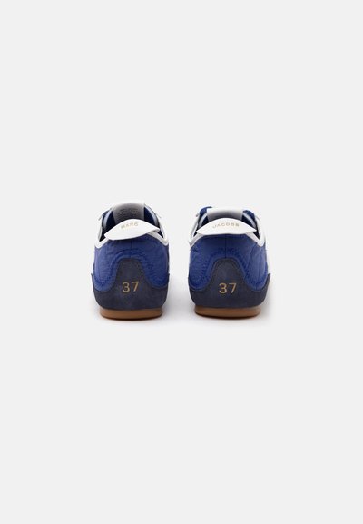 Paire de baskets bleues vues de dos, taille 37 imprimée en doré sur les talons, languettes blanches au talon portant les inscriptions Marc et Jacobs.