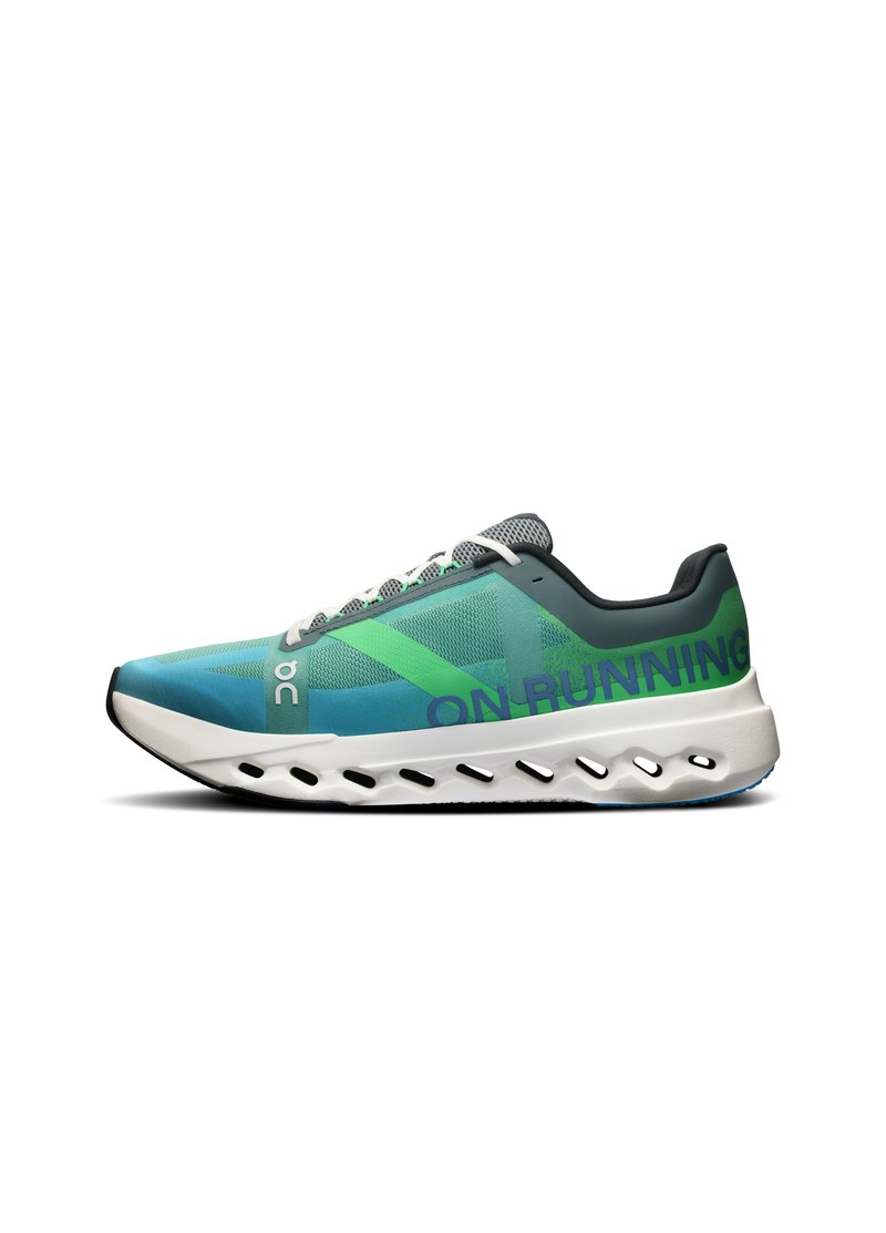 Chaussure de course légère avec une tige bleue et des accents verts, un design en maille respirante et une semelle blanche et rembourrée avec des découpes.